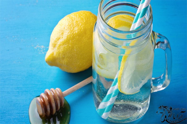 معجون کم خونی عسل با آب گرم و لیمو